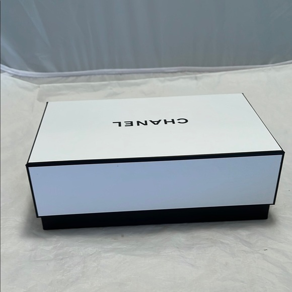 CHANEL Classic White Gift Box - Picture 4 of 11